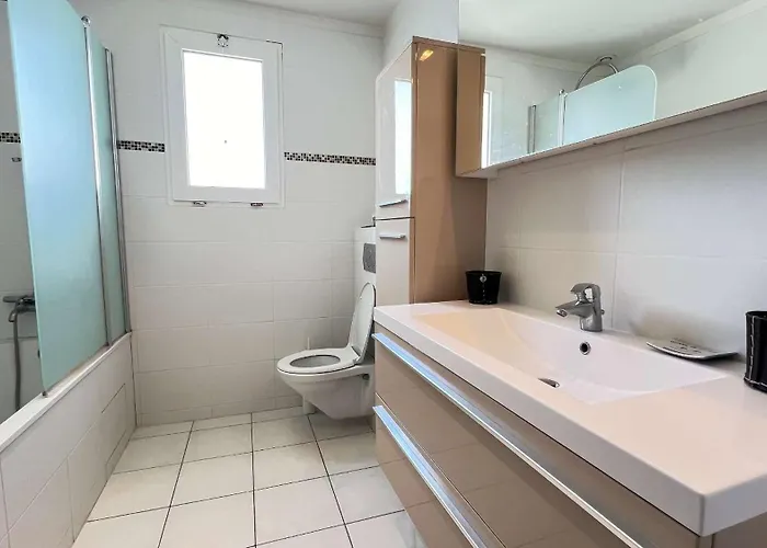 Proche De La Cible, Familiale Avec Annexe, Jardin Et Parking * Saint-Martin-de-Ré